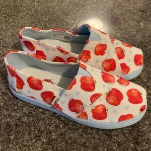 TOMS x Once Upon a Farm apple themed toddler shoe size 11.